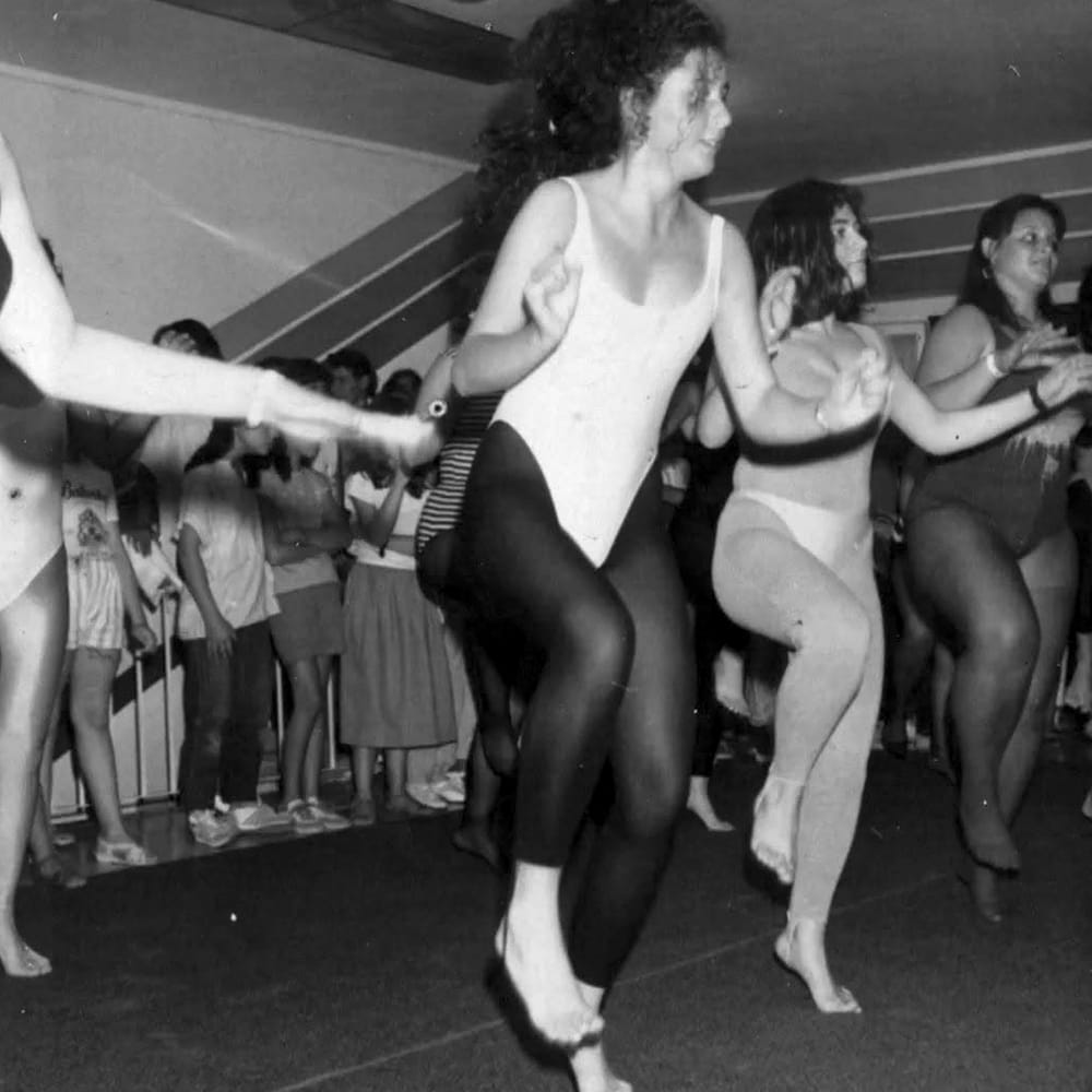 Alumnas bailando en MAB, con público mirando