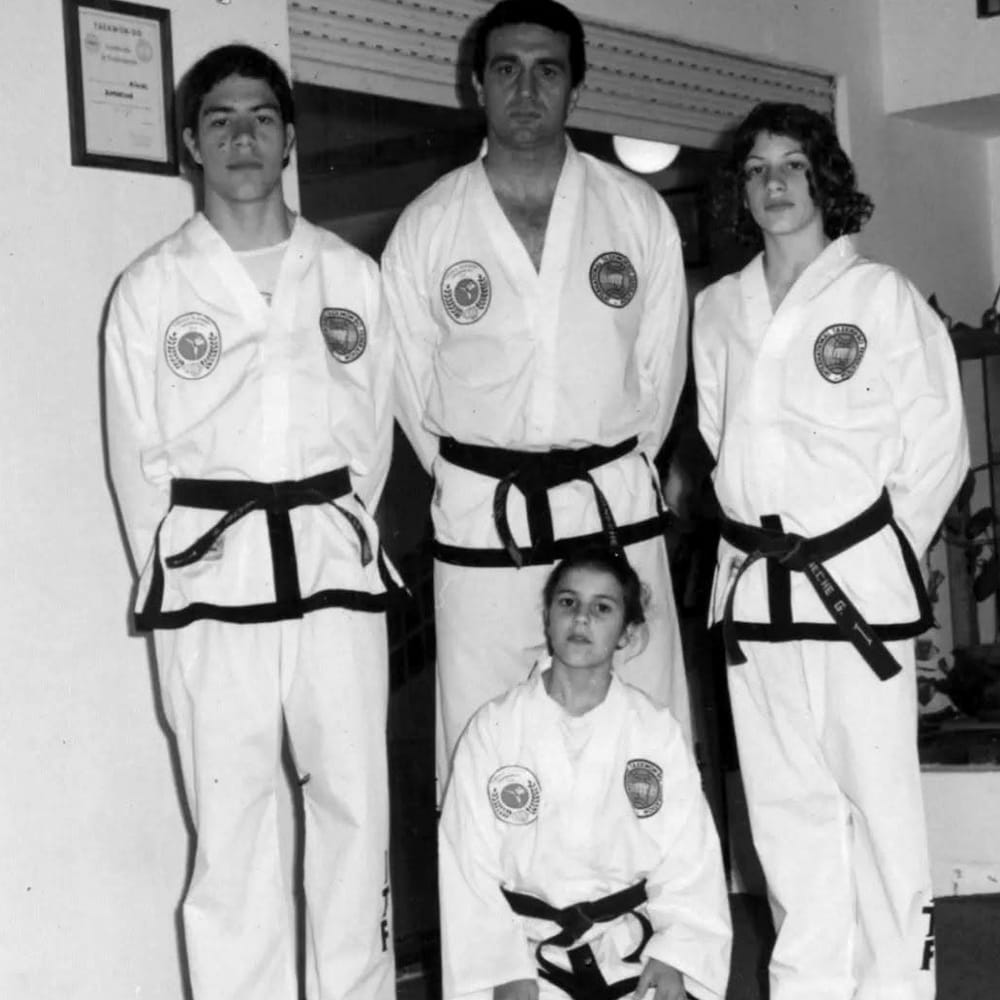 Cuatro taekwondistas con cinturón negro