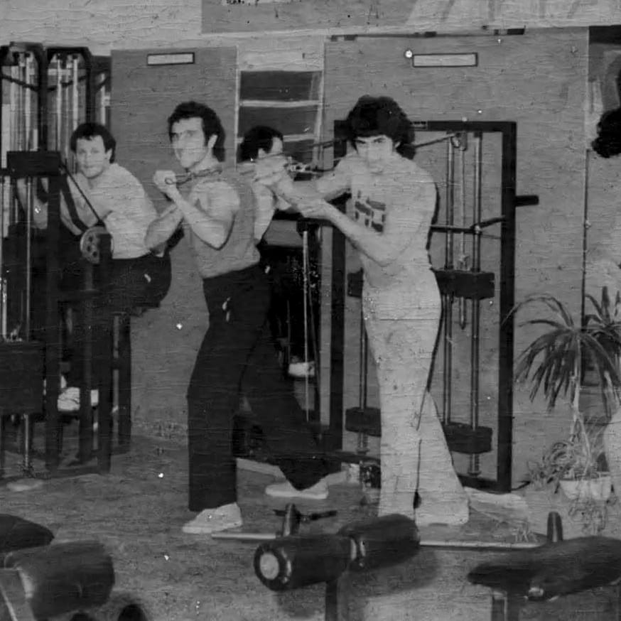 Socios entrenando en las poleas en los primeros años de MAB