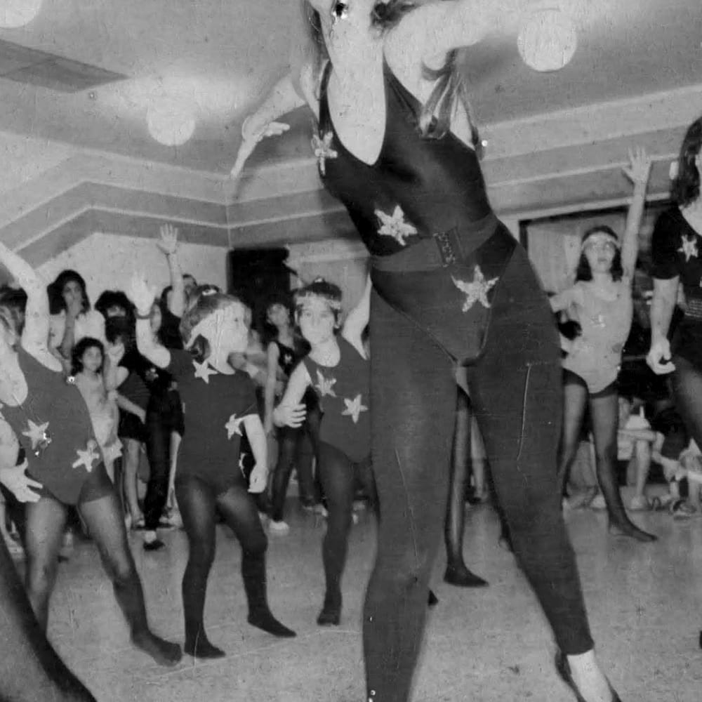 Chicas y chicos en una muestra de gimnasia en MAB