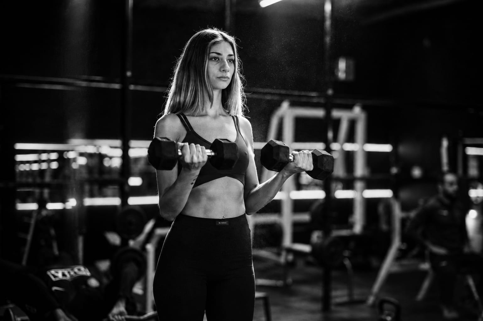 Entrenamiento con mancuernas en la sala de musculación de MAB